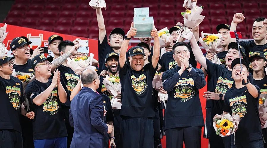 快船8连胜期间哈登场均20.1分9.8助攻&命中率出彩NBA常规赛，快船在客场以151-127击败步行者，喜迎八连胜。